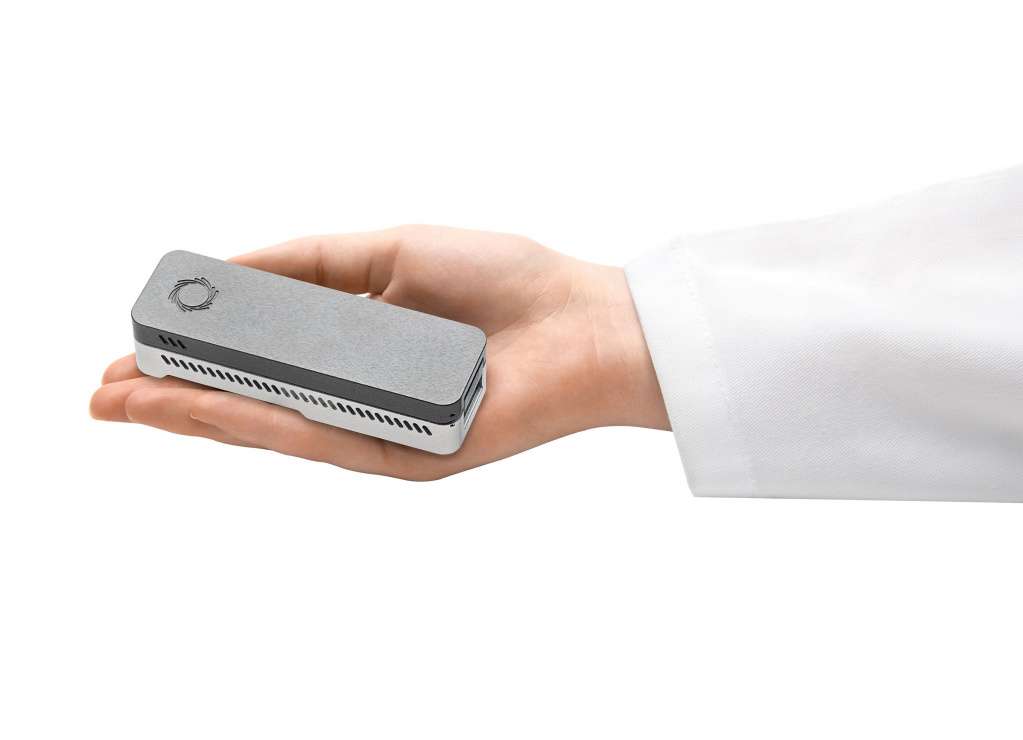 Технология секвенирования Oxford Nanopore Technologies позволяет делать прямое прочтение цепей ДНК или РНК в режиме онлайн, длина рида ограничена только длиной фрагмента, а портативность оборудования и быстрая подготовка библиотек дает возможность секвенировать даже в полевых условиях с минимальными требованиями к генетической лаборатории.