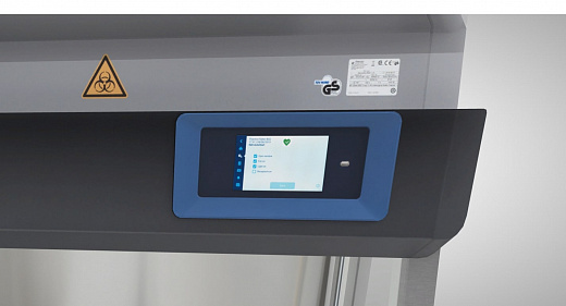 Цветной сенсорный дисплей, позволяющий работать в перчатках, графически отображает различные режимы работы. Отображение на дисплее скорости поступающего /отработанного потоков воздуха, времени работы ламинара и УФ-лампы. Сообщения об ошибках в текстовом ф