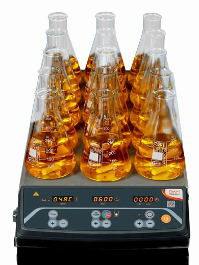 Мешалка магнитная, объем по воде 0,4 л на 1 место, 15 мест, платформа 274×504 мм, нагрев до 120 °С, 0-1000 об/мин, 415.DNDG, Glassco